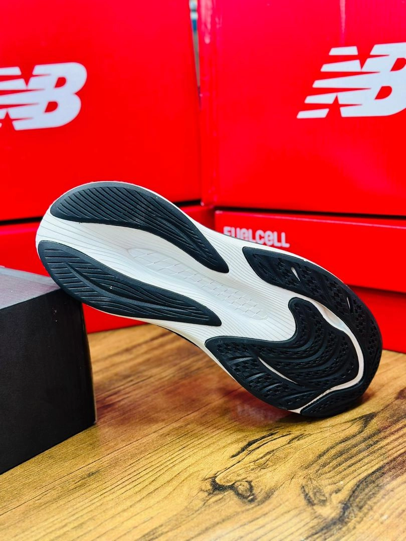 کتونی نیوبالانس وارداتی ویتنام سایز ۴۰ تا ۴۵ تنوع در ۴ رنگ جذاب . New balance fuelcell propel v4