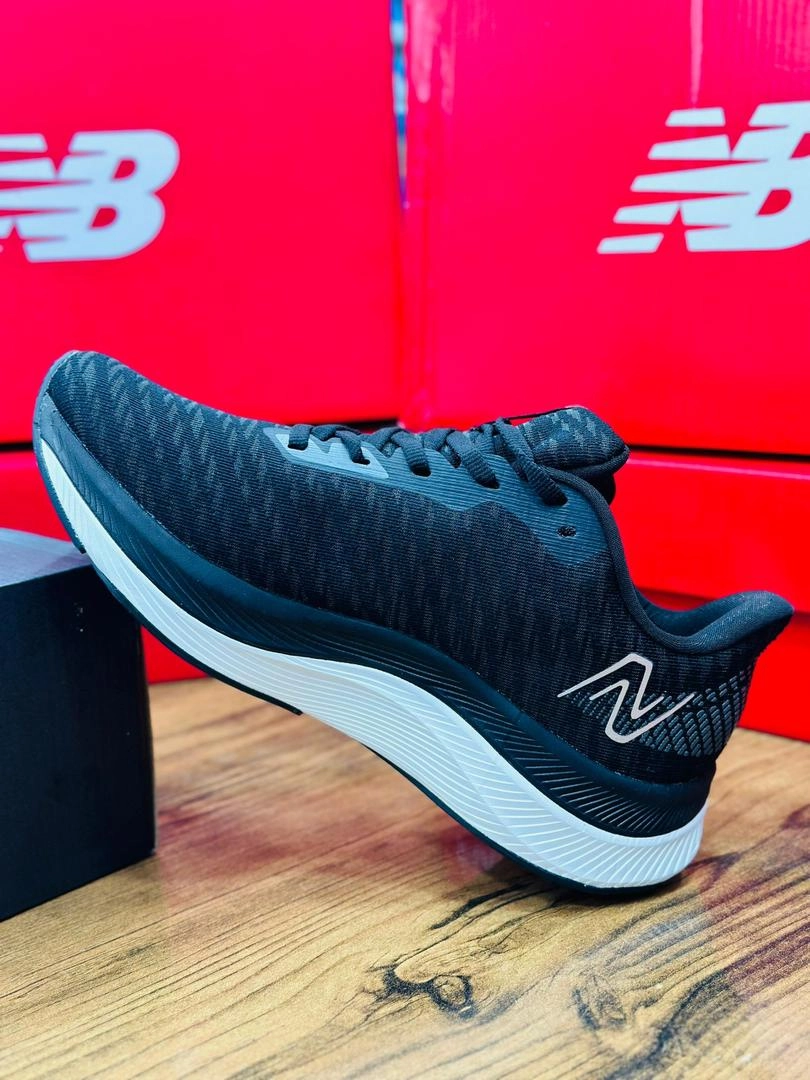 کتونی نیوبالانس وارداتی ویتنام سایز ۴۰ تا ۴۵ تنوع در ۴ رنگ جذاب . New balance fuelcell propel v4