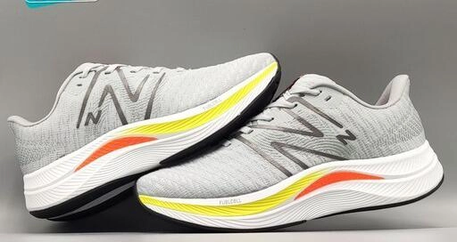 کتونی نیوبالانس وارداتی ویتنام سایز ۴۰ تا ۴۵ تنوع در ۴ رنگ جذاب . New balance fuelcell propel v4