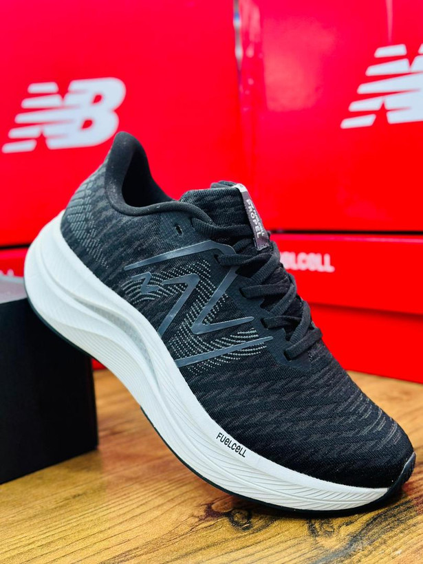 کتونی نیوبالانس وارداتی ویتنام سایز ۴۰ تا ۴۵ تنوع در ۴ رنگ جذاب . New balance fuelcell propel v4