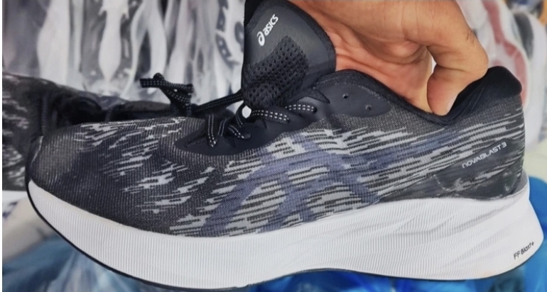 کتونی اسیکس نوابلاست ۳/Asics Nova Blast 3 /سایز ۴۰ تا ۴۵/فروش عمده و تک/ضمانت کالا