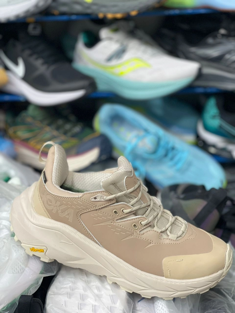 کتونی هوکا وارداتی ویتنام مستر کوالیتی A سایز ۴۰ تا۴۵ تنوع در ۴ رنگ جذاب hoka one one kaha 2 low GTX vietnam