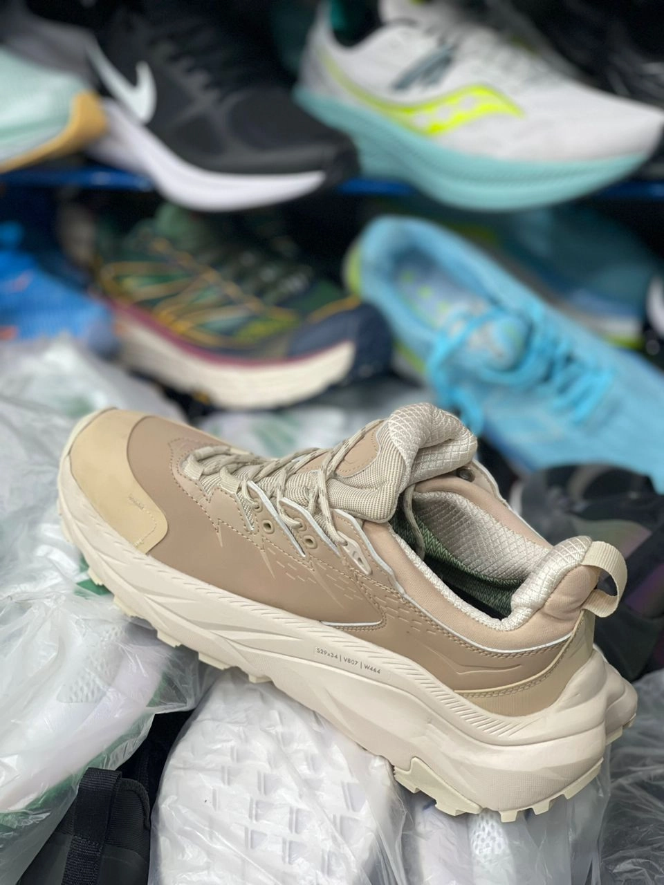 کتونی هوکا وارداتی ویتنام مستر کوالیتی A سایز ۴۰ تا۴۵ تنوع در ۴ رنگ جذاب hoka one one kaha 2 low GTX vietnam