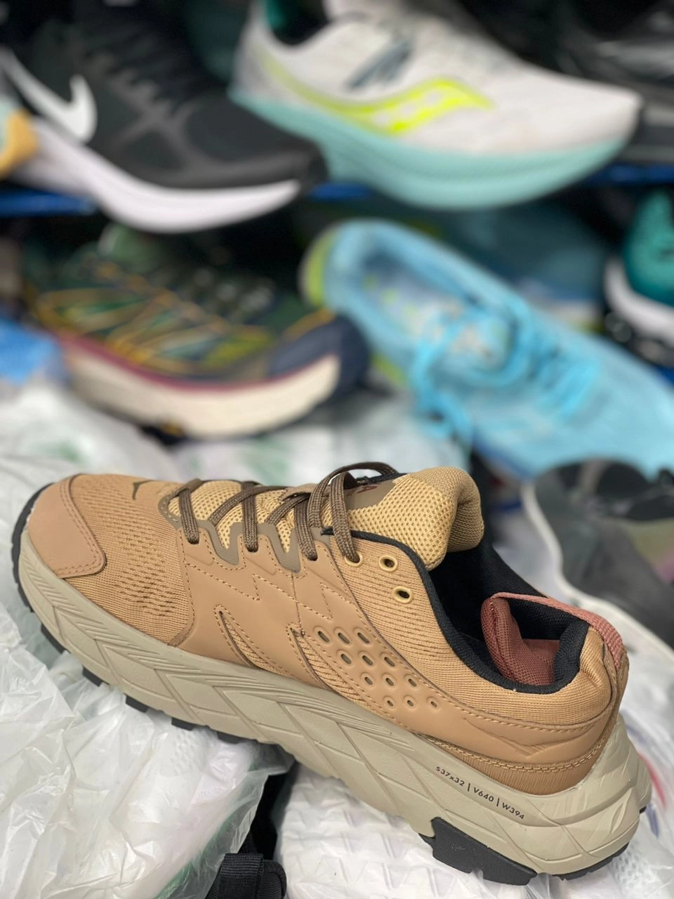 کتونی هوکا وارداتی ویتنام مستر کوالیتی A سایز ۴۰ تا۴۵ تنوع در ۴ رنگ جذاب hoka one one kaha 2 low GTX vietnam