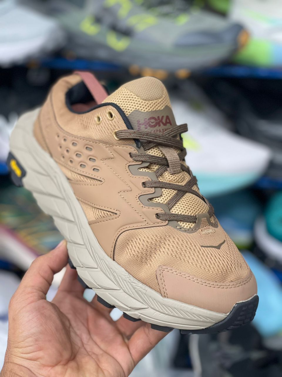 کتونی هوکا وارداتی ویتنام مستر کوالیتی A سایز ۴۰ تا۴۵ تنوع در ۴ رنگ جذاب hoka one one kaha 2 low GTX vietnam