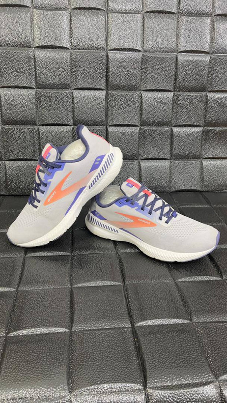 کتونی برند بروکس استوک اروپایی تاناکورا در حد سایز ۴۰ فروش به ضمانت اورجینال ،brooks launch GTS8