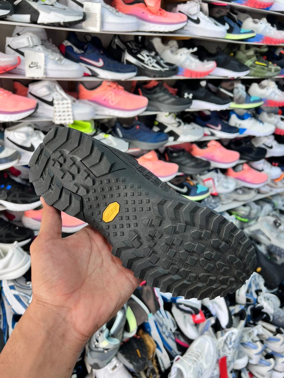 کتونی اندرارمور گورتکس ویبرام سایز ۴۰ تا ۴۴ وارداتی ویتنام . تنوع در ۳ رنگ جذاب .underarmour