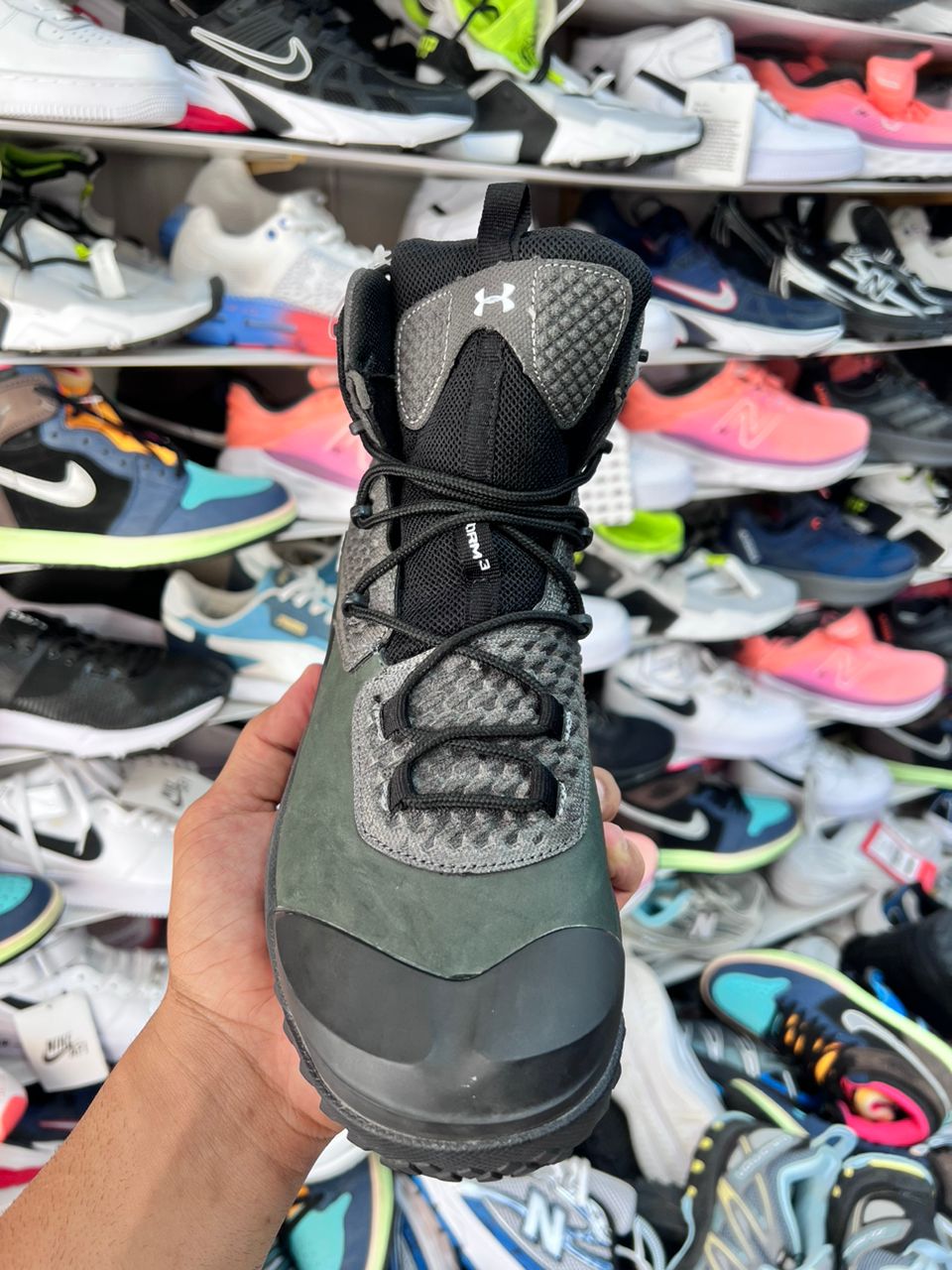 کتونی اندرارمور گورتکس ویبرام سایز ۴۰ تا ۴۴ وارداتی ویتنام . تنوع در ۳ رنگ جذاب .underarmour
