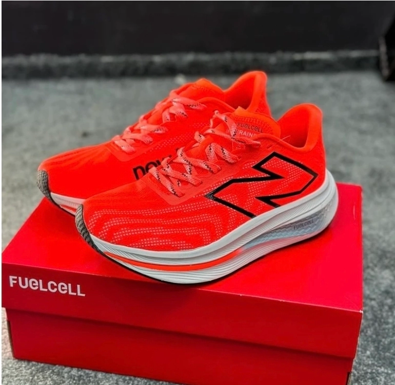 کتونی نیوبالانس وارداتی ساخت ویتنام ،پایین ترین قیمت در ایران سایز ۴۰ تا ۴۵ /New Balance FuelCell SuperComp Trainer v