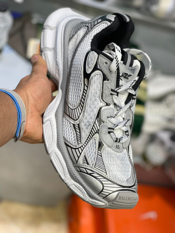 کتونی بالنسیاگا ۳ وارداتی سایز ۴۴تا۴۶ساخت ایتالیا balenciaga 3 xL