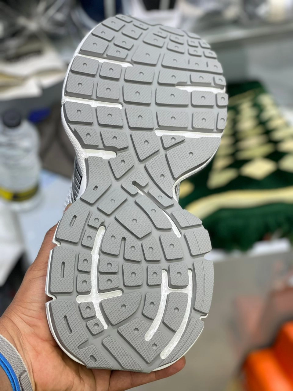 کتونی بالنسیاگا ۳ وارداتی سایز ۴۴تا۴۶ساخت ایتالیا balenciaga 3 xL