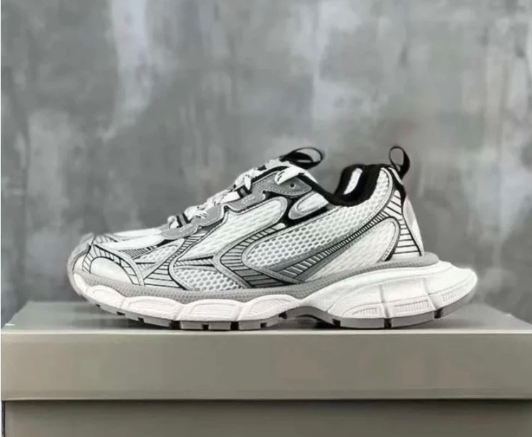 کتونی بالنسیاگا ۳ وارداتی سایز ۴۴تا۴۶ساخت ایتالیا balenciaga 3 xL