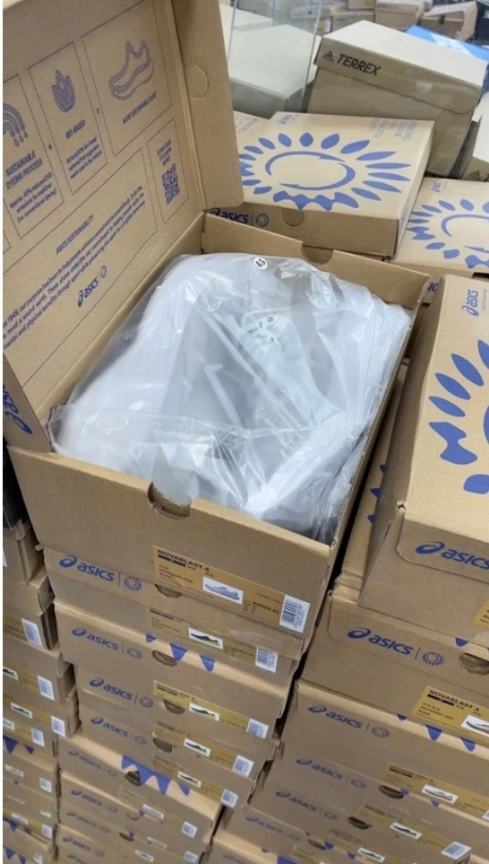 کتونی اسیکس نوابلاست وارداتی ویتنام همراه با جعبه بارکد دار ، سایز ۴۰ تا ۴۵ تنوع در ۱۰ رنگ جذاب . فروش بصورت عمده و تک . Asics nova blast 4
