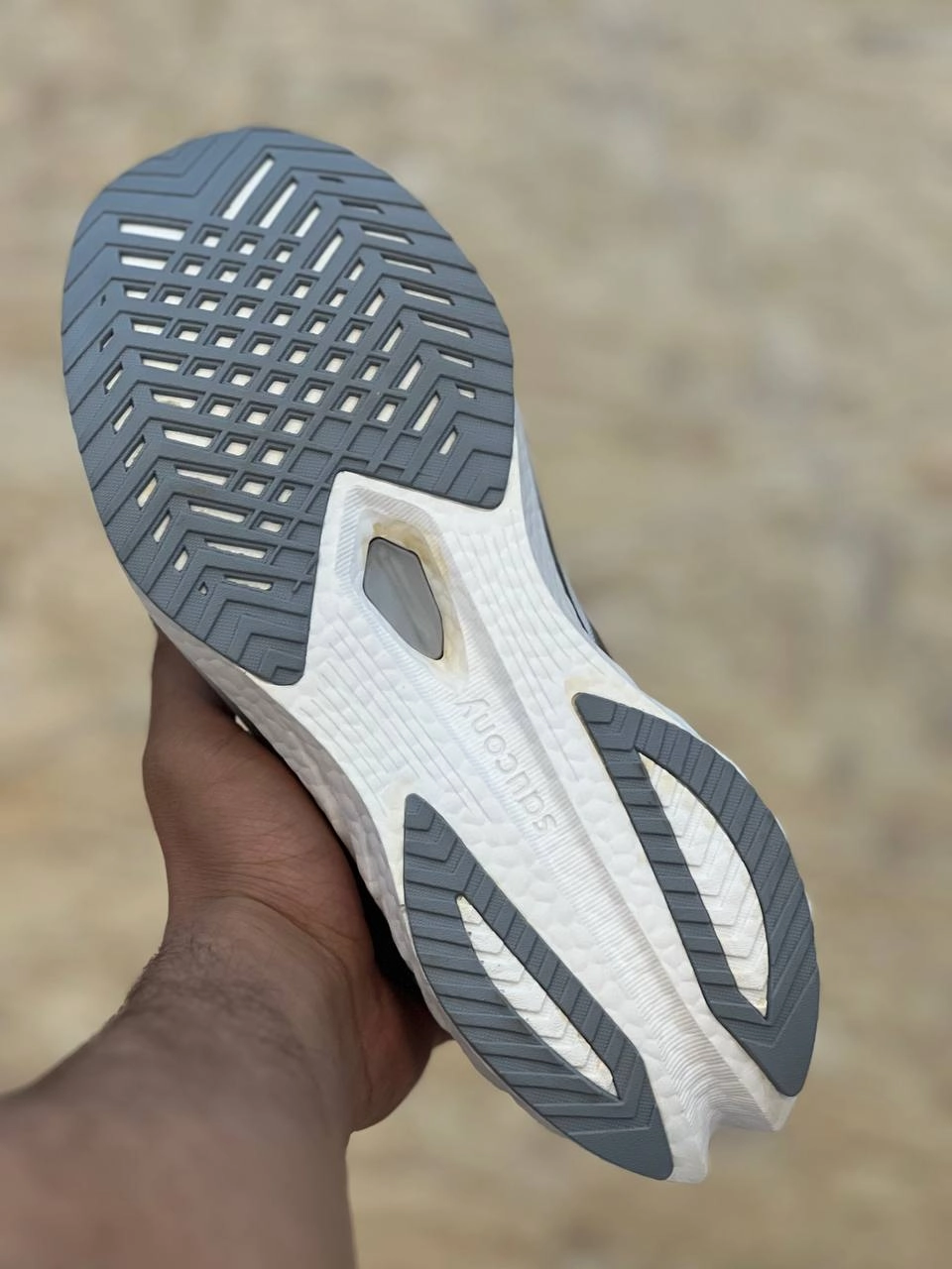 کتونی ساکونی وارداتی ویتنام پایین ترین قیمت در ایران ،تنوع در ۵ رنگ جذاب .Saucony Endorphin Speed 4
