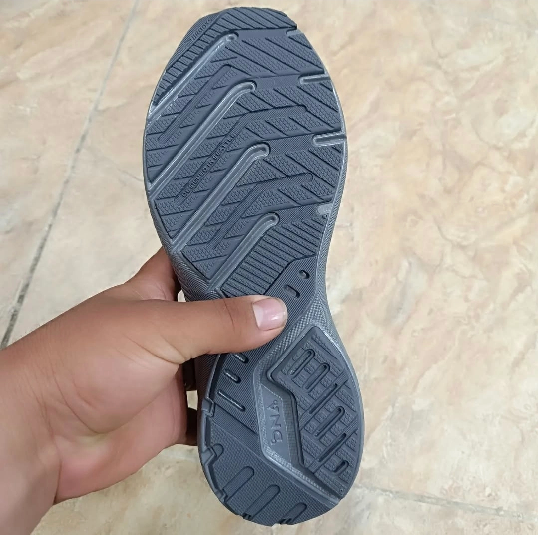 کتونی بروکس وارداتی ویتنام سایز ۴۰تا ۴۵ تنوع در ۵ رنگ جذاب فروش بصورت عمده و تک BROOKS