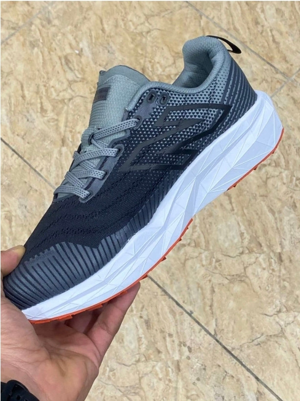 کتونی نیوبالانس وارداتی ویتنام سایز ۴۲ الی ۴۵ . New balance fuelcell