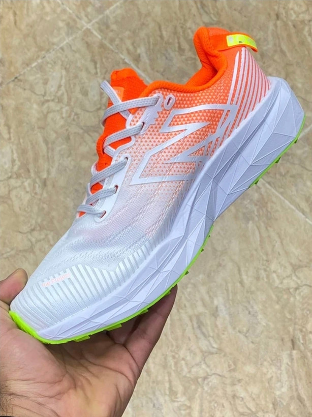 کتونی نیوبالانس وارداتی ویتنام سایز ۴۲ الی ۴۵ . New balance fuelcell