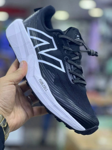 کتونی نیوبالانس وارداتی ویتنام سایز ۴۲ الی ۴۵ . New balance fuelcell
