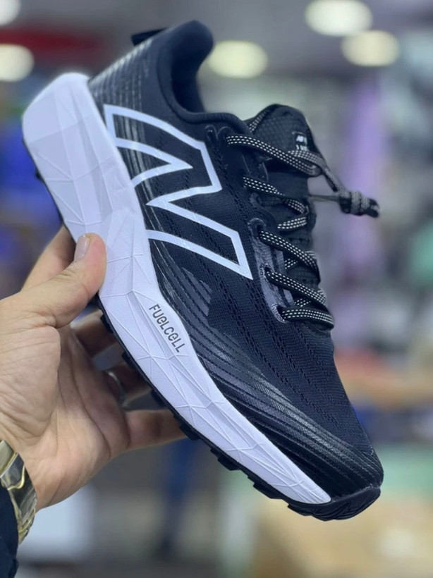 کتونی نیوبالانس وارداتی ویتنام سایز ۴۲ الی ۴۵ . New balance fuelcell