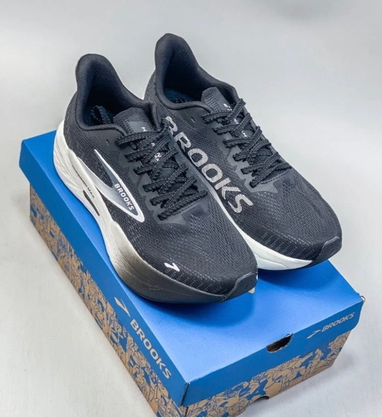 کتونی بروکس هایپریون مکس ،وارداتی ویتنام سایز ۴۰ تا ۴۵ ، فروش بصورت عمده و تک brooks hyperion max