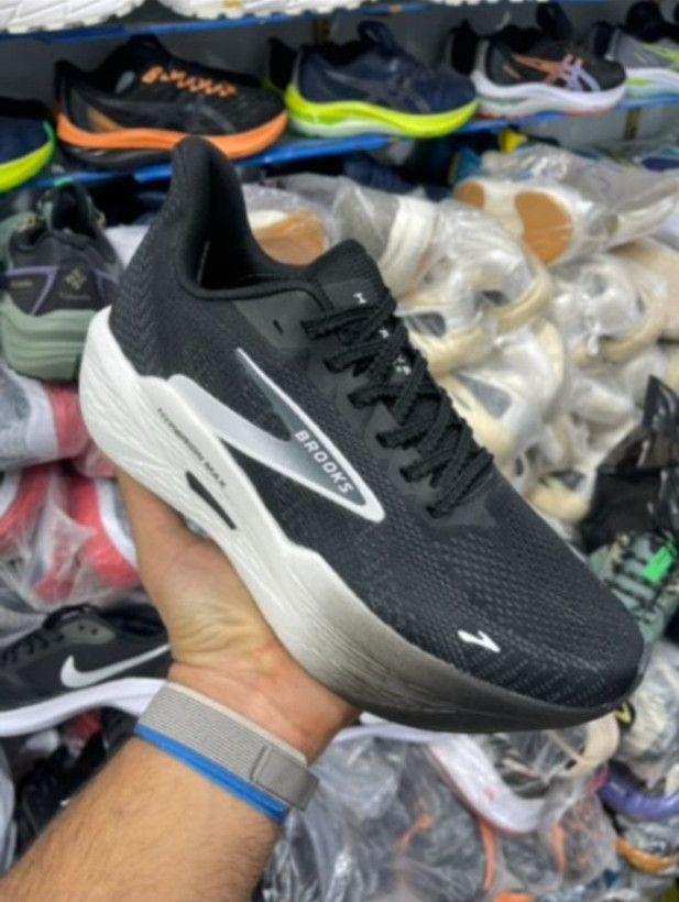 کتونی بروکس هایپریون مکس ساخت ویتنام سایز ۴۰ تا ۴۵ ، فروش بصورت عمده و تک brooks hyperion max