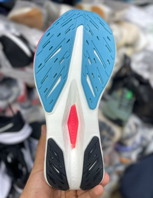 کتونی بروکس هایپریون مکس ،وارداتی ویتنام سایز ۴۰ تا ۴۵ ، فروش بصورت عمده و تک brooks hyperion max