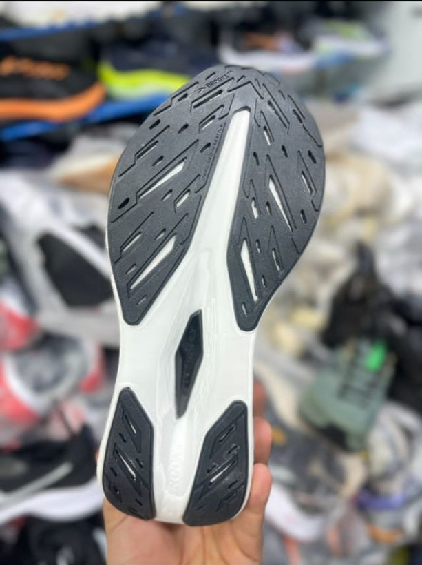 کتونی بروکس هایپریون مکس ،وارداتی ویتنام سایز ۴۰ تا ۴۵ ، فروش بصورت عمده و تک brooks hyperion max