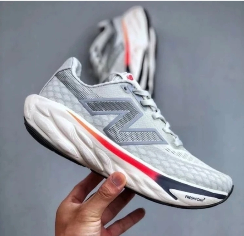 کتونی نیوبالانس فرش فوم وارداتی ویتنام سایز ۴۰ تا ۴۵ تنوع در چند رنگ جذاب new balance fresh foam x 1080v13