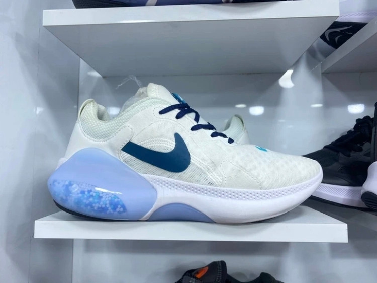 کتونی نایک جوی راد سایز ۴۰ تا ۴۵ تنوع در ۸ رنگ جذاب ،همراه با جعبه بارکد دارNike Joyride Dual Run
