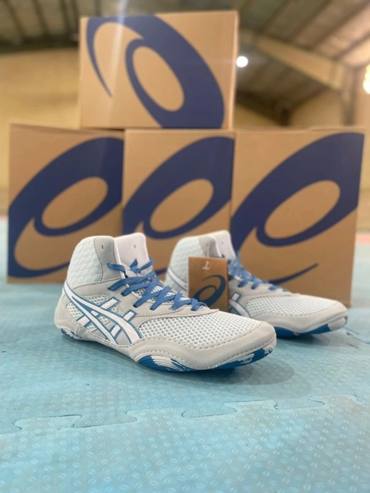 کتونی کشتی اسیکس مت بلیزر | سایز بندی 40 تا 45/فروش عمده و تک .asics matblazer wrestling shoes