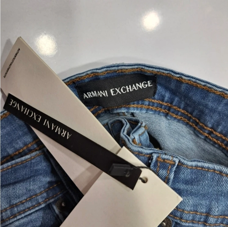 شلوار جین (لی) راسته مردانه اورجینال برند آرمانی armani تنوع در 4رنگ آبی روشن آبی تیره آبی میانه و زغالی سایزبندی کامل فروش بصورت عمده و تک