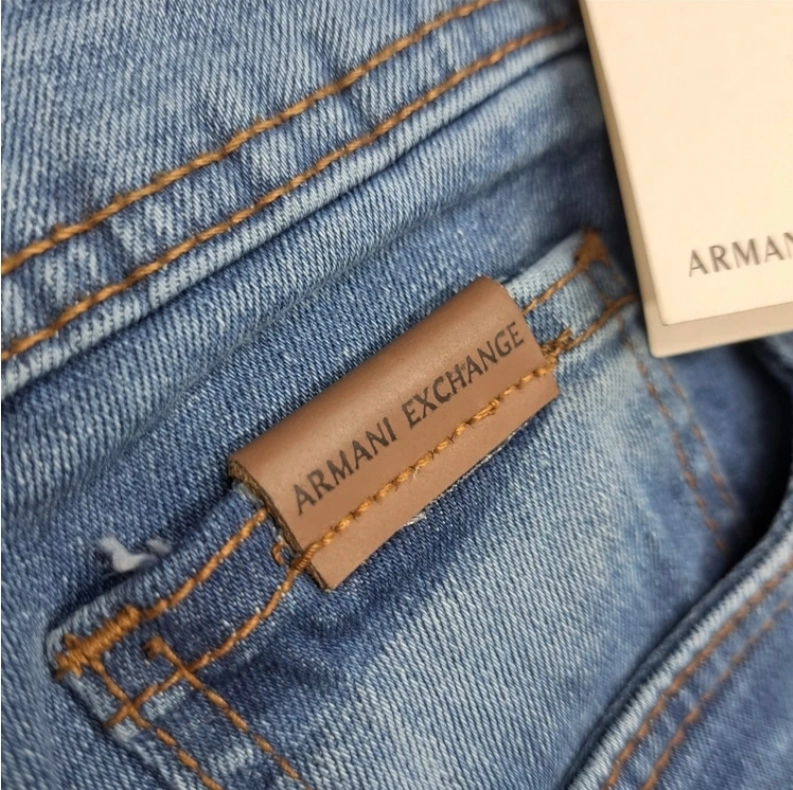 شلوار جین (لی) راسته مردانه اورجینال برند آرمانی armani تنوع در 4رنگ آبی روشن آبی تیره آبی میانه و زغالی سایزبندی کامل فروش بصورت عمده و تک