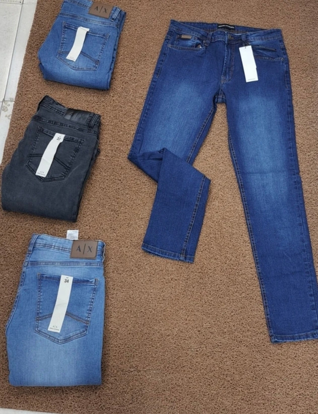 شلوار جین (لی) راسته مردانه اورجینال برند آرمانی armani تنوع در 4رنگ آبی روشن آبی تیره آبی میانه و زغالی سایزبندی کامل فروش بصورت عمده و تک