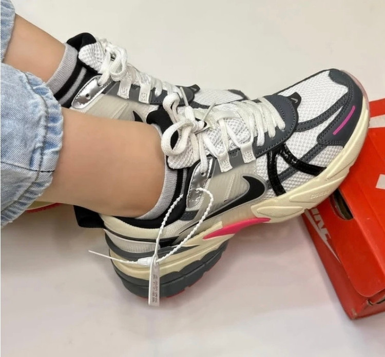 کتونی ویتنامی نایک بانوان ، سایز ۳۸ تا ۴۰ . Nike wmns v2k Run year of the Dragon womens
