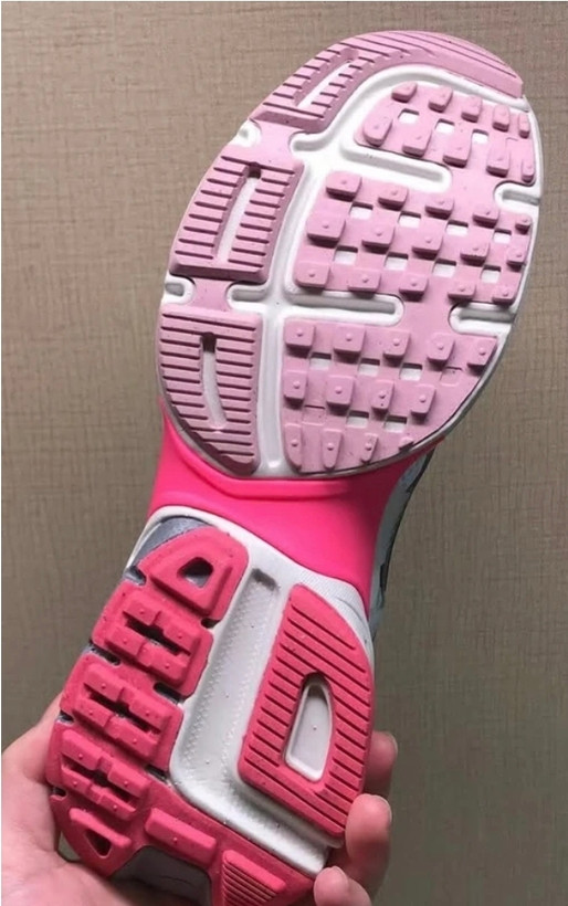 کتونی ویتنامی نایک بانوان ، سایز ۳۸ تا ۴۰ . Nike wmns v2k Run year of the Dragon womens