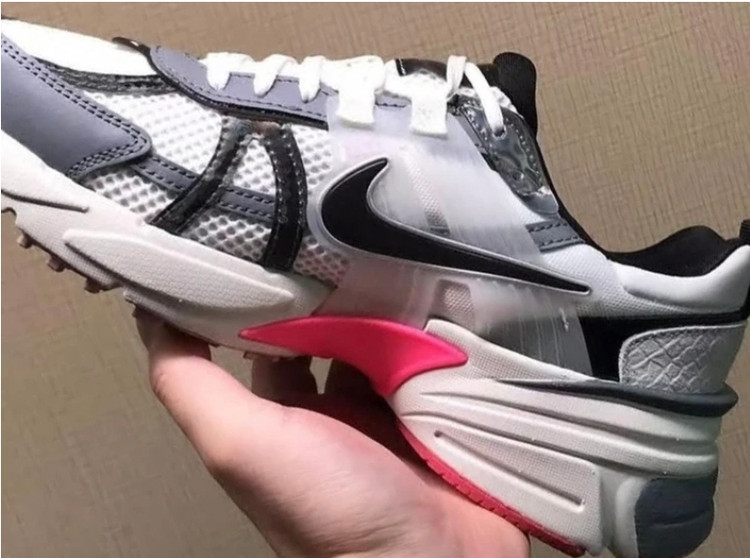 کتونی ویتنامی نایک بانوان ، سایز ۳۸ تا ۴۰ . Nike wmns v2k Run year of the Dragon womens