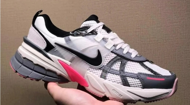 کتونی ویتنامی نایک بانوان ، سایز ۳۸ تا ۴۰ . Nike wmns v2k Run year of the Dragon womens