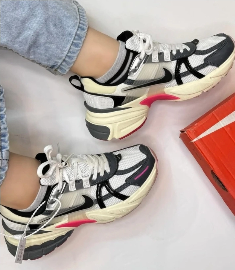 کتونی ویتنامی نایک بانوان ، سایز ۳۸ تا ۴۰ . Nike wmns v2k Run year of the Dragon womens