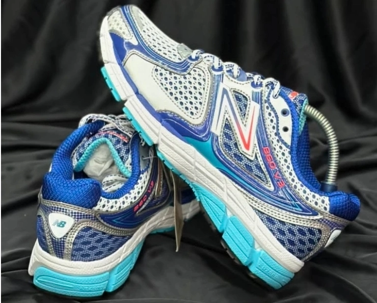 کتونی نیوبالانس ۸۶۰ New balance 860 v3 ساخت ویتنام .تور درشت لیبل امریکایی سایز ۴۰ تا ۴۵ . وارداتی . فروش بصورت عمده و تک . Newbalance 860 v3
