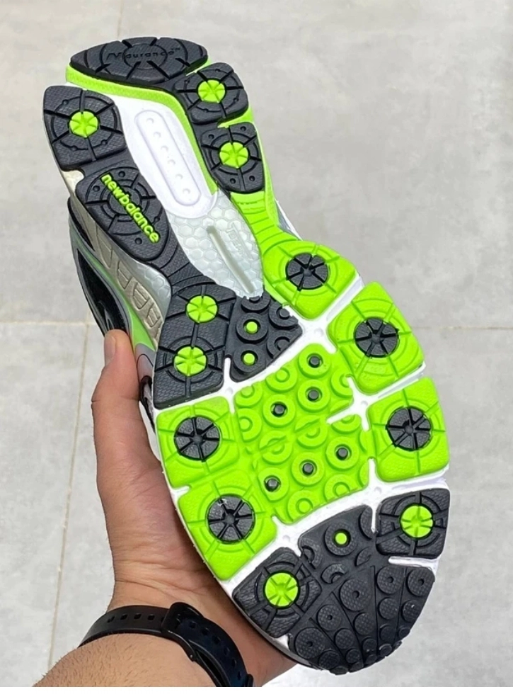 کتونی نیوبالانس ۸۶۰. New balance 860 v3.ساخت ویتنام وارداتی. تور درشت سایز ۴۰ تا ۴۵ . فروش ویژه بصورت عمده و تک