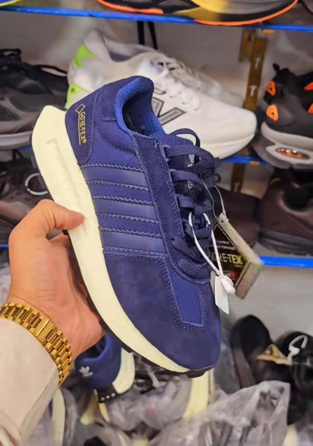 کتونی ویتنامی ادیداس سه خط گورتکس وارداتی ویتنام سایز ۴۰ تا ۴۵ فروش بصورت عمده و تک . Adidas Goretex