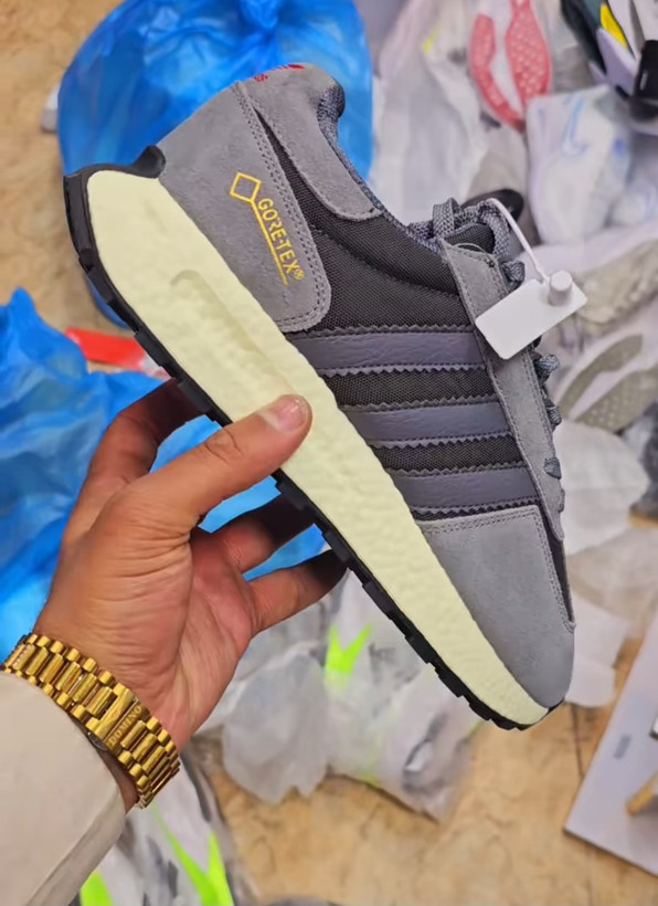 کتونی ویتنامی ادیداس سه خط گورتکس وارداتی ویتنام سایز ۴۰ تا ۴۵ فروش بصورت عمده و تک . Adidas Goretex