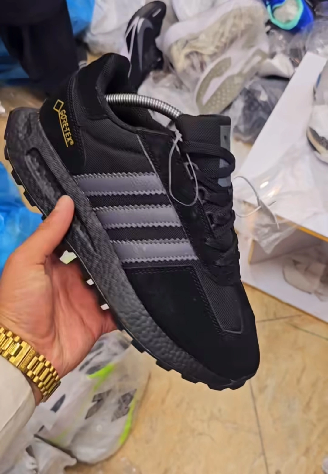 کتونی ویتنامی ادیداس سه خط گورتکس وارداتی ویتنام سایز ۴۰ تا ۴۵ فروش بصورت عمده و تک . Adidas Goretex
