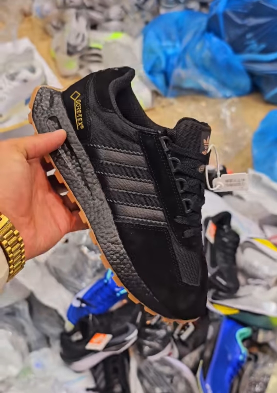 کتونی ویتنامی ادیداس سه خط گورتکس وارداتی ویتنام سایز ۴۰ تا ۴۵ فروش بصورت عمده و تک . Adidas Goretex