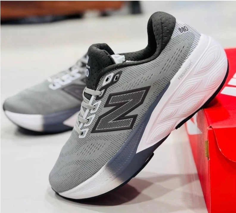 کتونی نیوبالانس ساخت ویتنام ، فروش بصورت عمده و تک ، سایز ۴۰ تا ۴۵ . New balance NB 880715 Vietnam