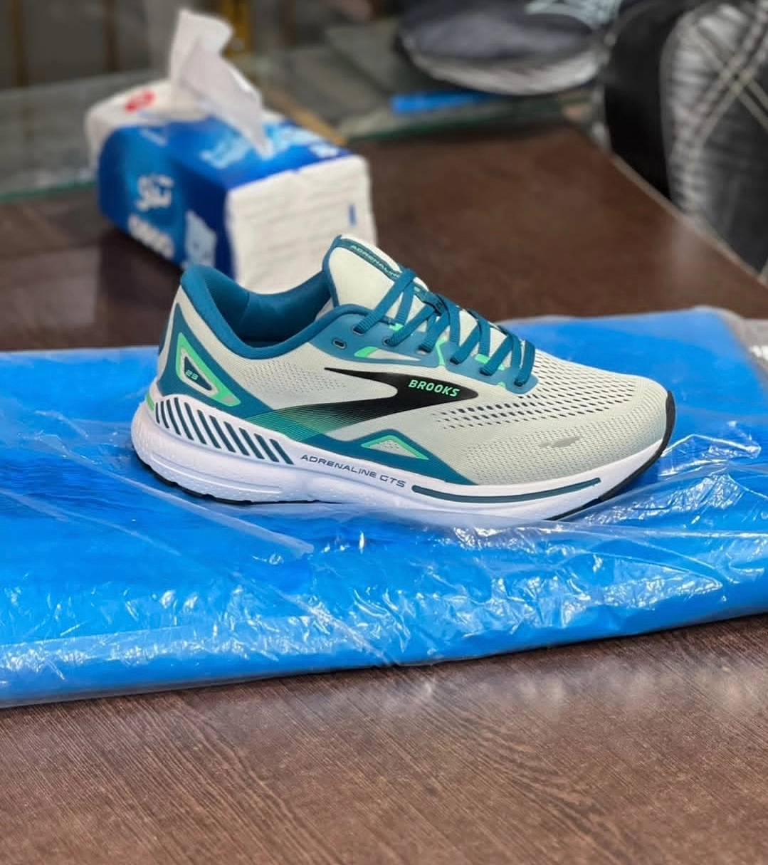 کتونی ویتنامی بروکس آدرنالین جی تی اس ۲۳ وارداتی ویتنام فروش بصورت عمده و تک . Brooks Adrenaline GTS 23