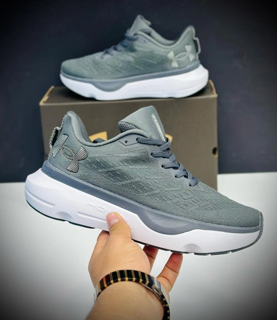 کتونی اندرارمور وارداتی ویتنام،همراه با جعبه بارکد دار .