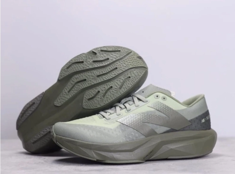 کتونی ویتنامی نیوبالانس الیت ۴ ، فروش بصورت عمده و تک .سایز ۴۰ تا ۴۵Newbalance fuelcell supercomp Elite V4