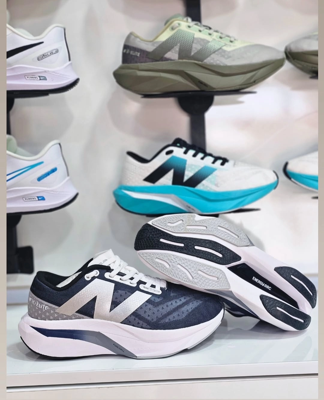 کتونی ویتنامی نیوبالانس الیت ۴ ، فروش بصورت عمده و تک .سایز ۳۷تا۴۰ . ۵Newbalance fuelcell supercomp Elite V