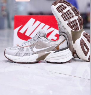 کتونی نایک کشلون زنانه و بچگانه، فروش بصورت عمده و تک ، سایز ۳۶تا۴۵.Nike wmns V2k Run Year of the Dragon womens